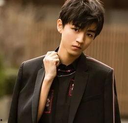 热门话题去年冬天照片男,回顾去年冬日校园里的帅气男生