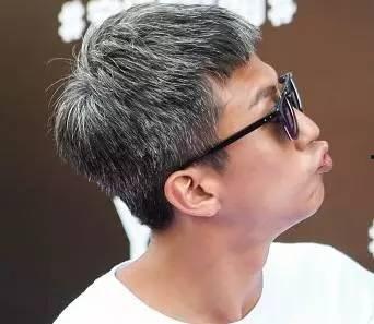 热门话题白头发男生,时代变迁下的青春印记