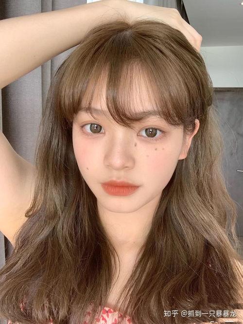 白头发的热门话题女生,揭秘青春不再的秘密